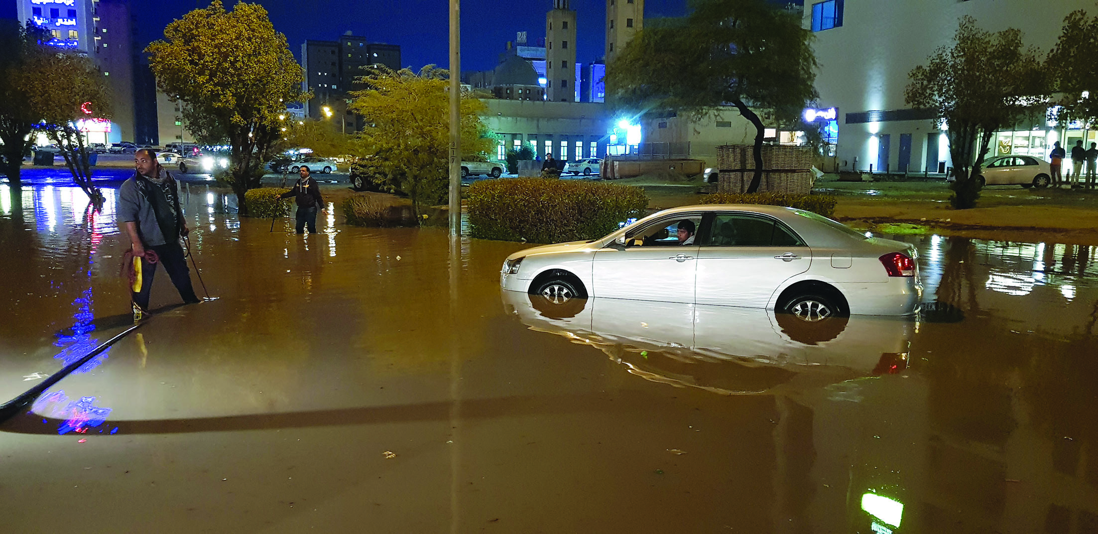 فرق الطوارئ تعمل على سحب سيارة غاصت في الجهراء