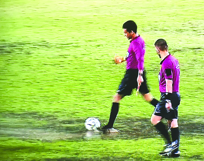 الحكم هاشم الإبراهيم خلال معاينته أرضية استاد الشباب 