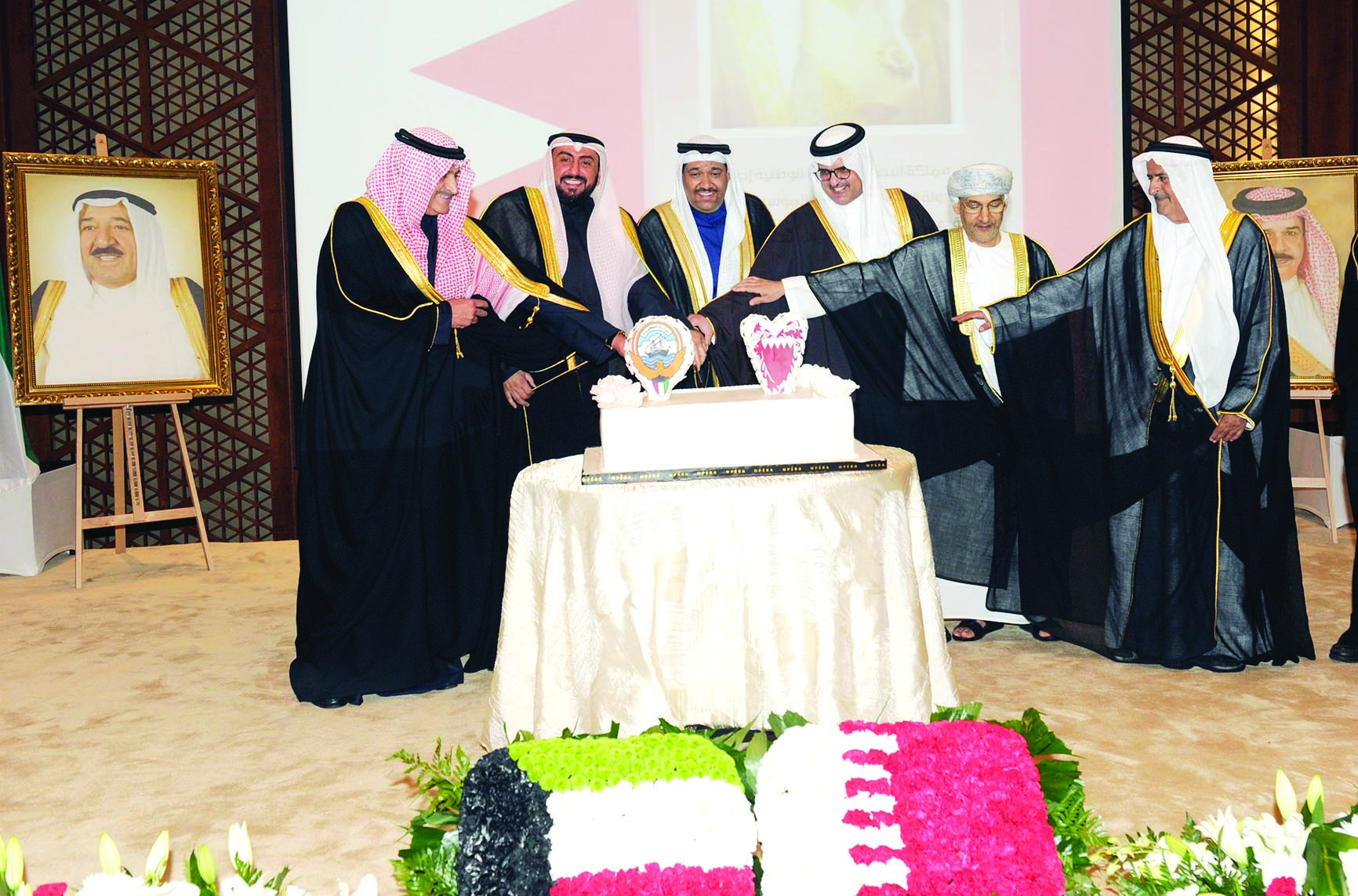 باسل الصباح مشاركاً السفراء الخليجيين قطع قالب الحلوى