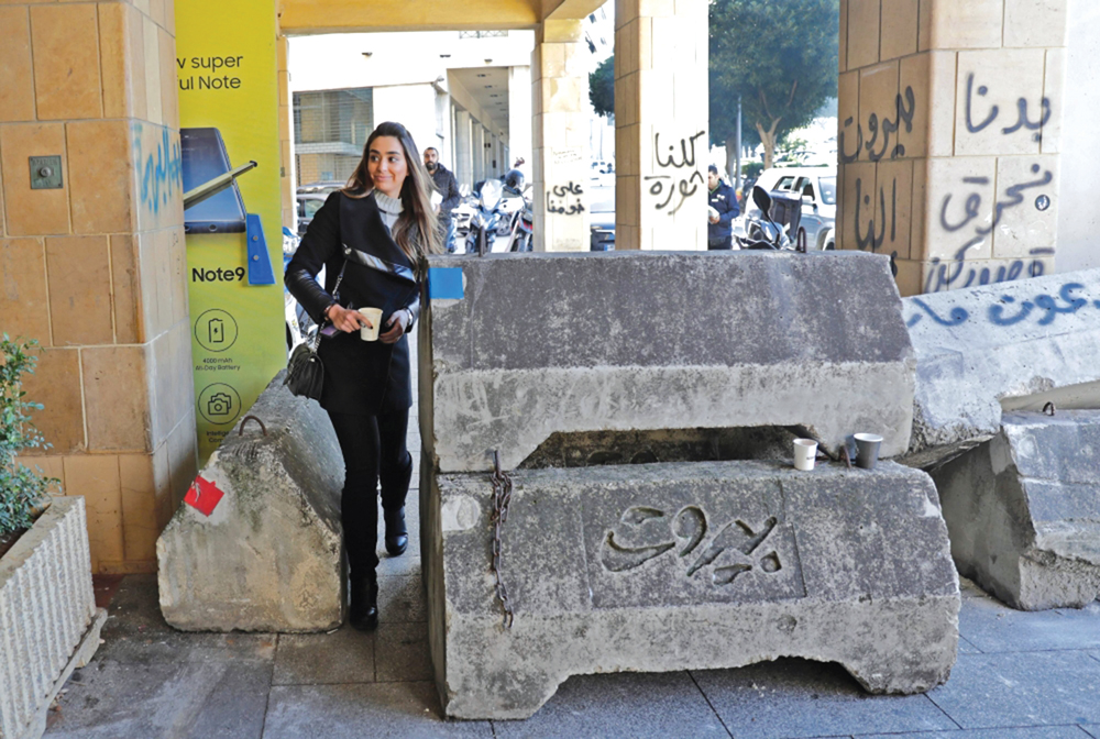 u0634u0627u0628u0629 u0644u0628u0646u0627u0646u064au0629 u062au0645u0631u0651 u0628u064au0646 u00abu062cu062fu0631u0627u0646 u0627u0644u0639u0632u0644u00bb u0641u064a u0648u0633u0637 u0628u064au0631u0648u062a u0623u0645u0633t (u0623 u0641 u0628) 