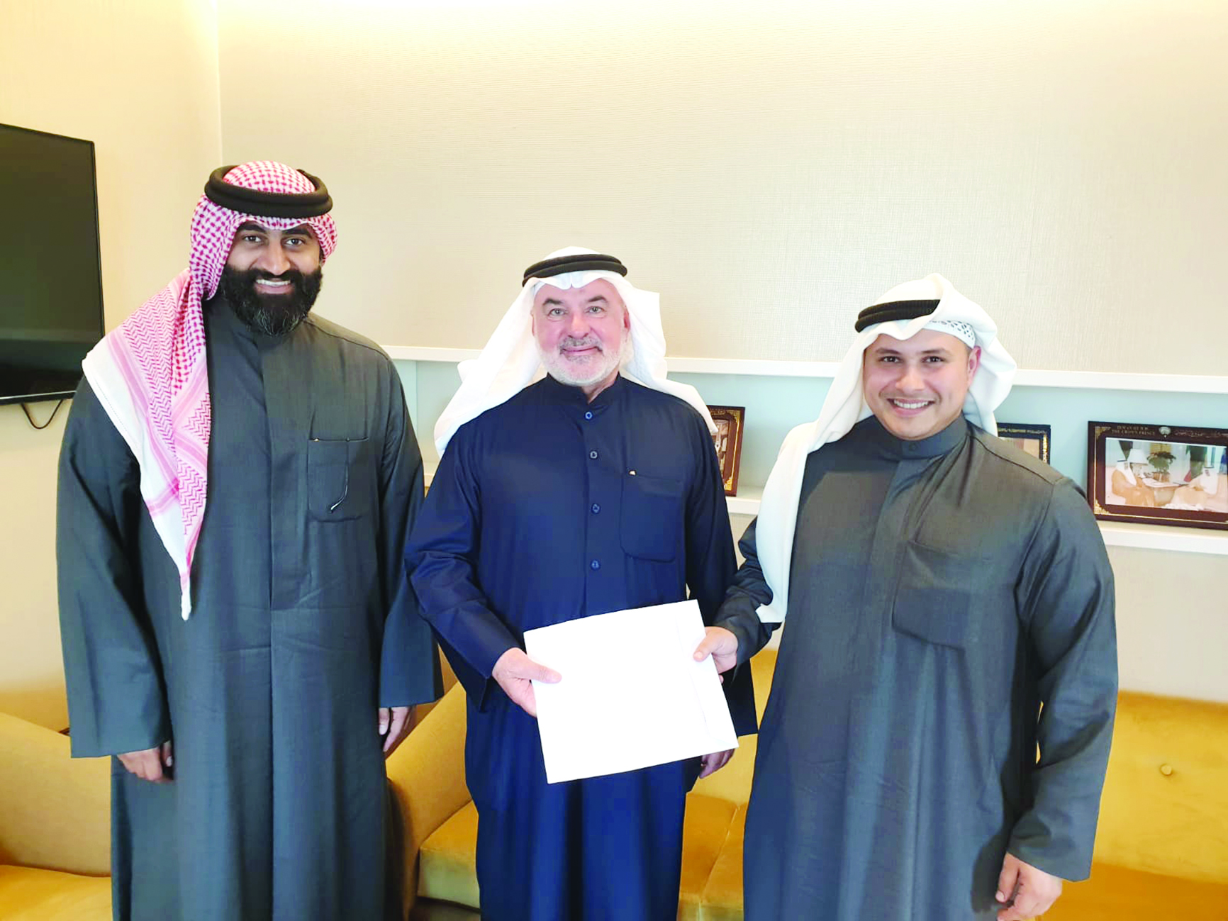 عاشور متوسطاً المطوع ودشتي بعد تبنيه المشروع