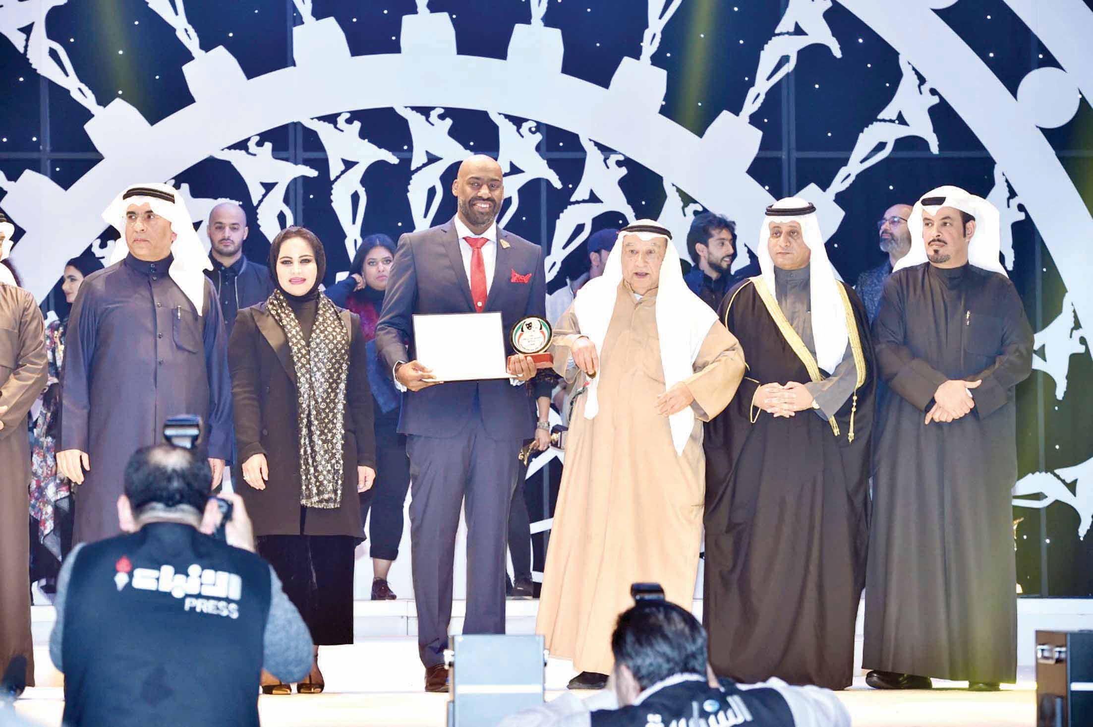 سامي بلال يتسلم جائزة أفضل مؤلف مسرحي 