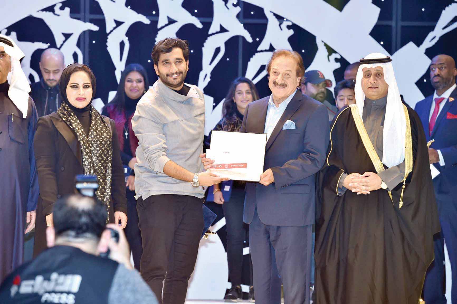 ... وأحمد العوضي يتسلم من محمد المنصور «جائزة الفنان الراحل منصور المنصور» لأفضل مخرج مسرحي