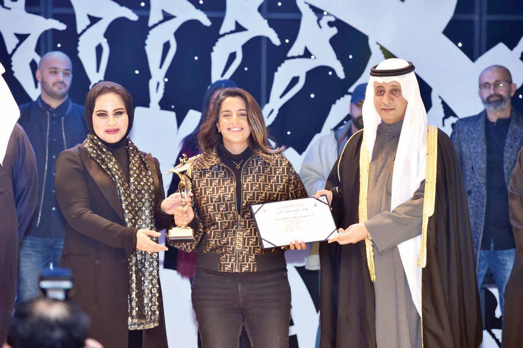 إيمان الفيصل مع جائزتها كأفضل ممثلة دور ثان عن دورها في مسرحية «البارج»