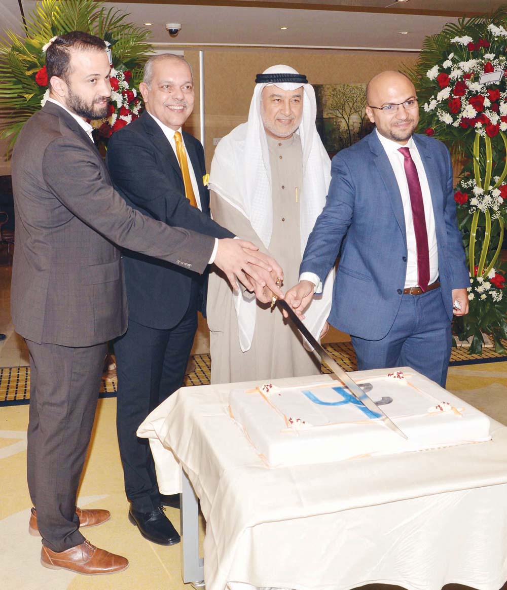 تقطيع قالب الحلوى  