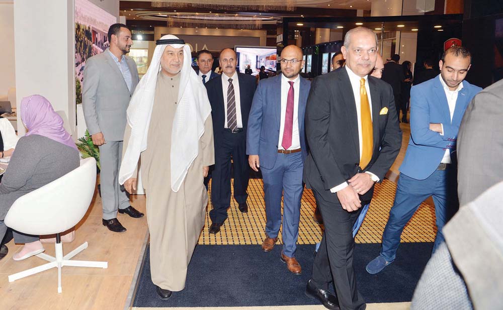 الحداد في جولة على أجنحة الشركات بالمعرض 