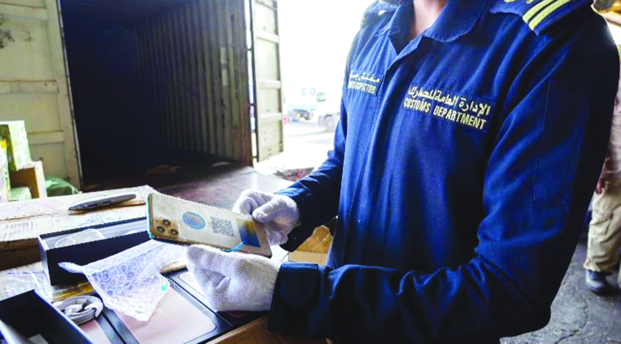 جمركي يعاين الهواتف