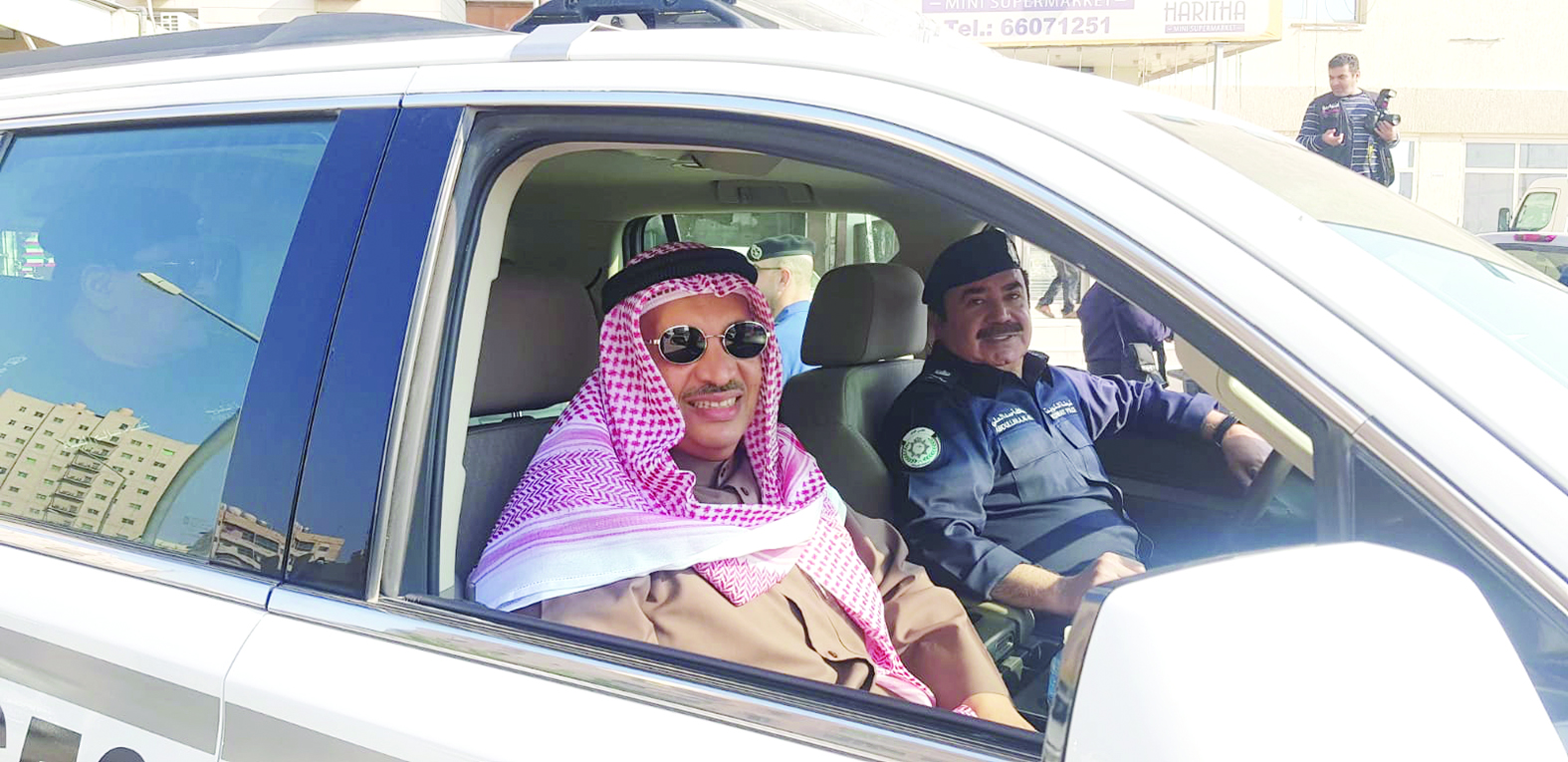 الجاسم ومدير أمن الفروانية اللواء عبدالله العلي أثناء الجولة 