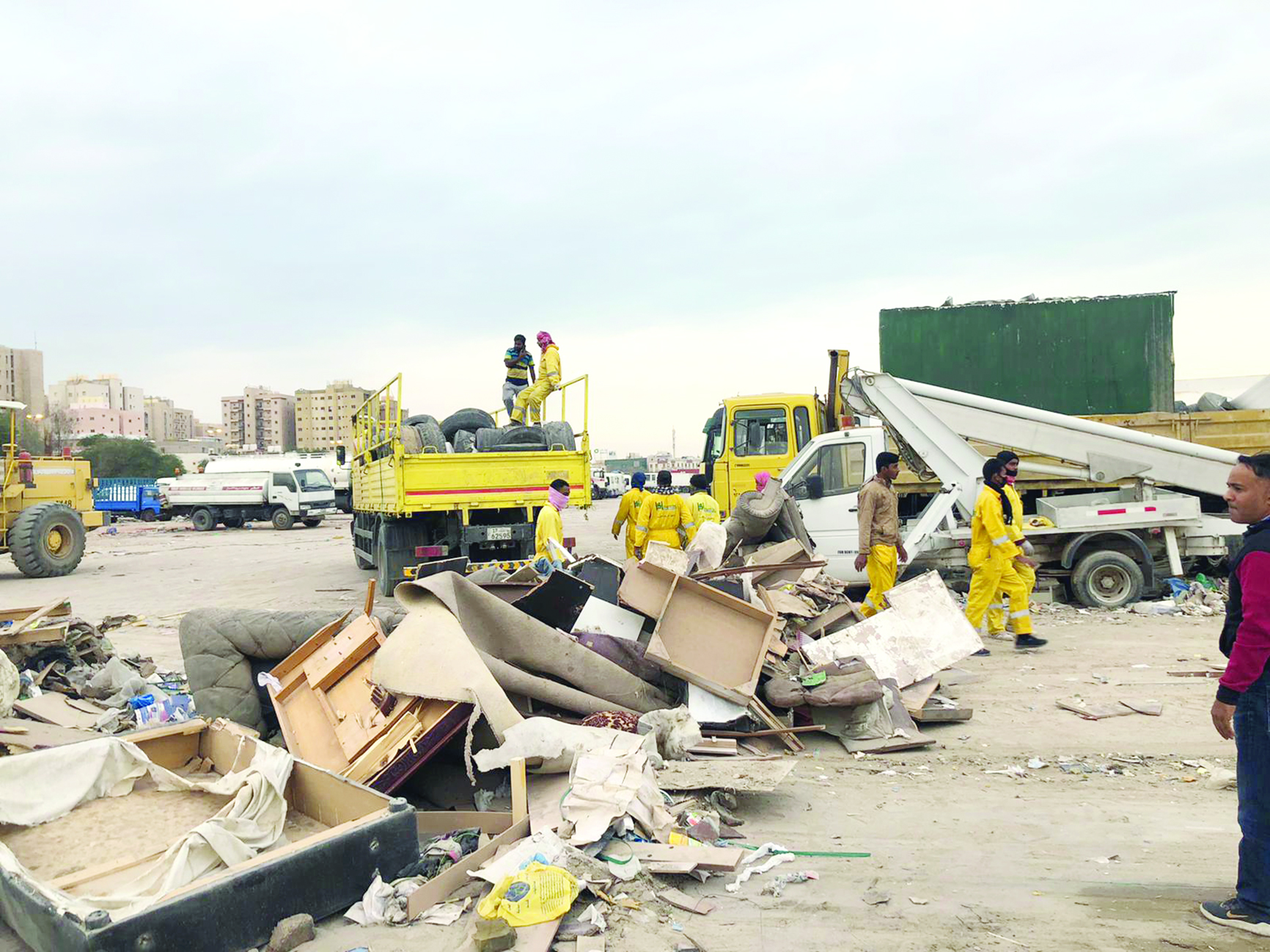 إزالة مخلفات في الساحات الترابية