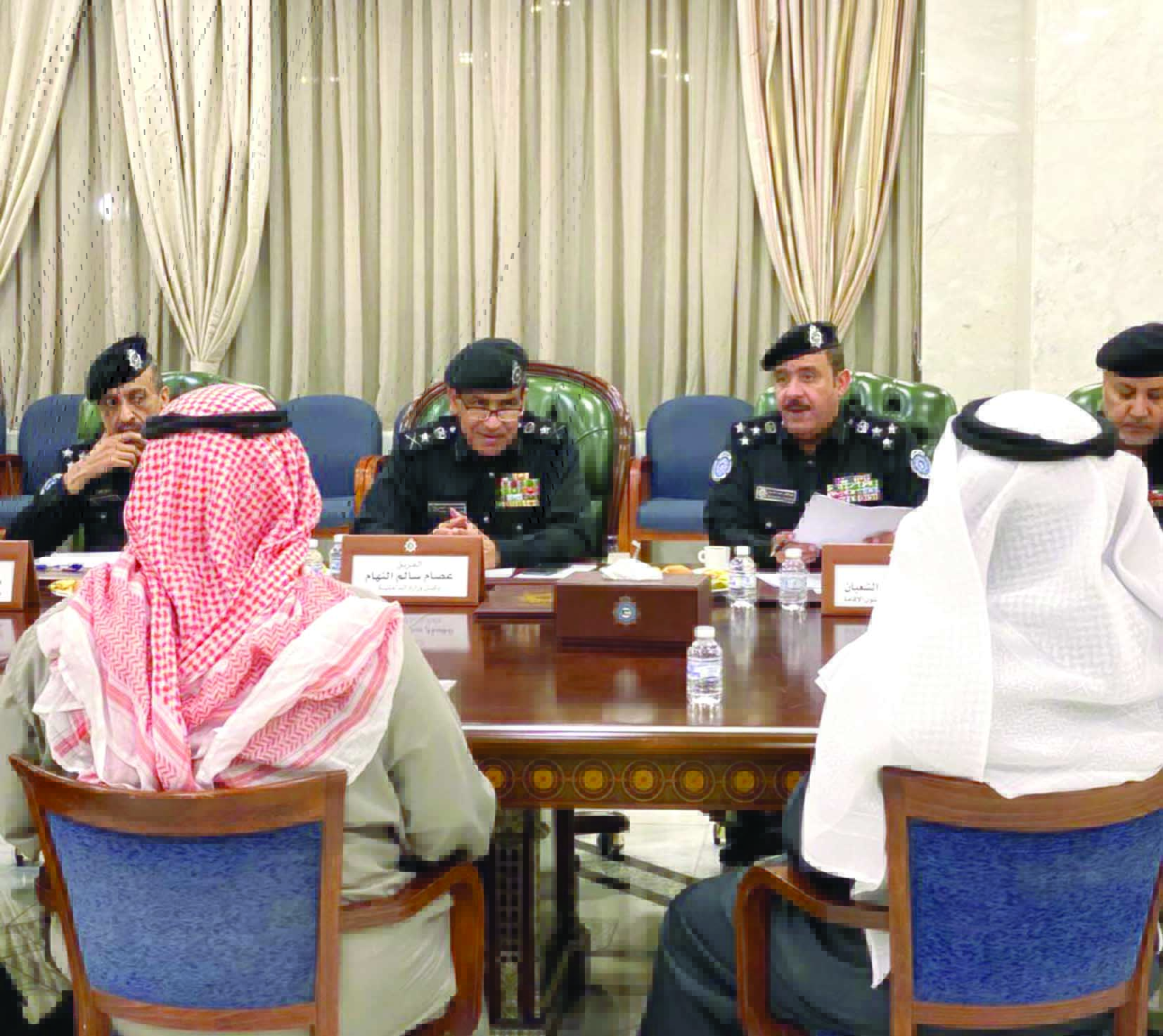 وكيل «الداخلية» مصغياً لمشاكل عدد من المواطنين