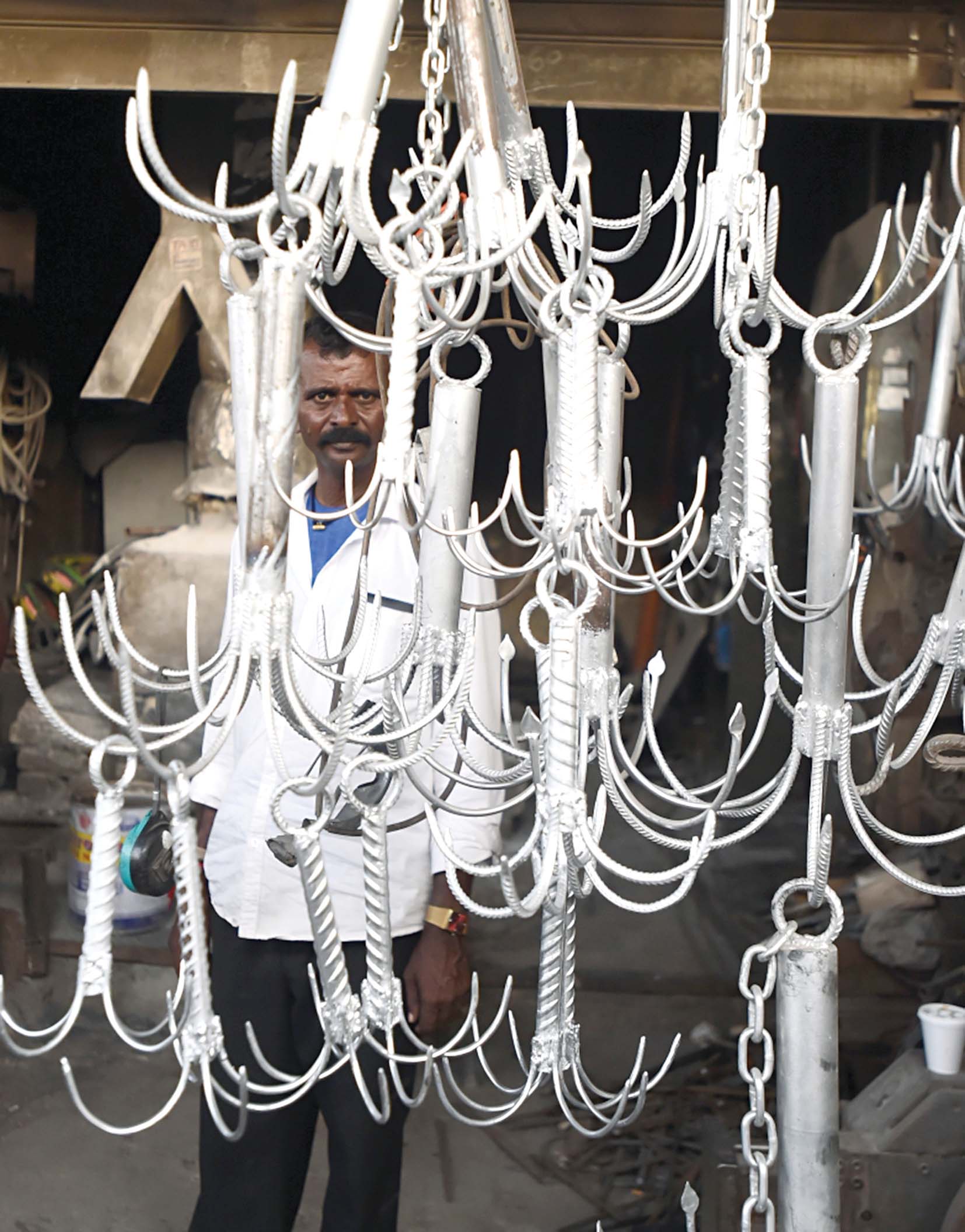 أشكال من إبداع معلمي سوق الصفافير		 (تصوير أسعد عبدالله) 