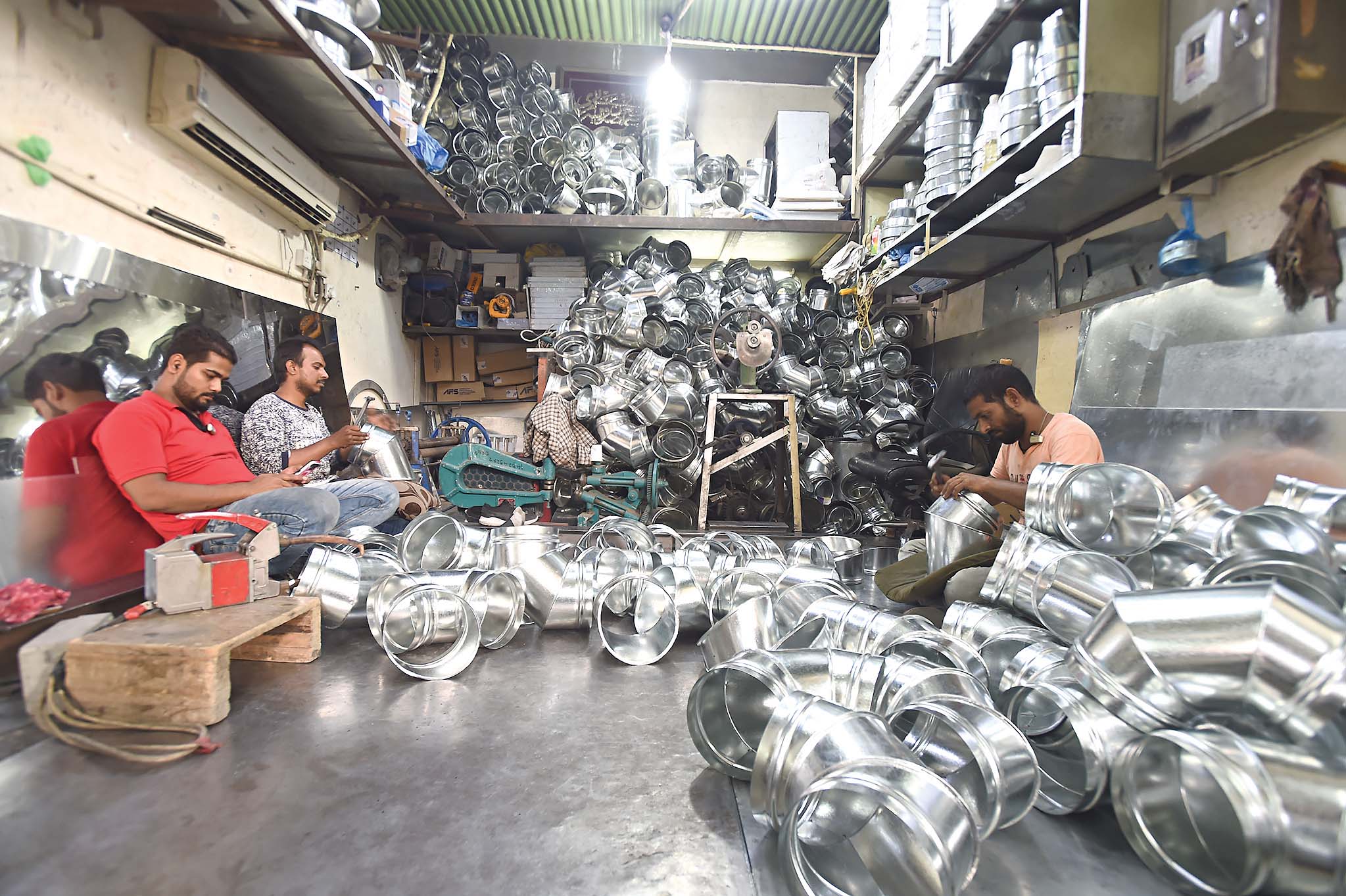 عاملان وسط بحر من النحاس