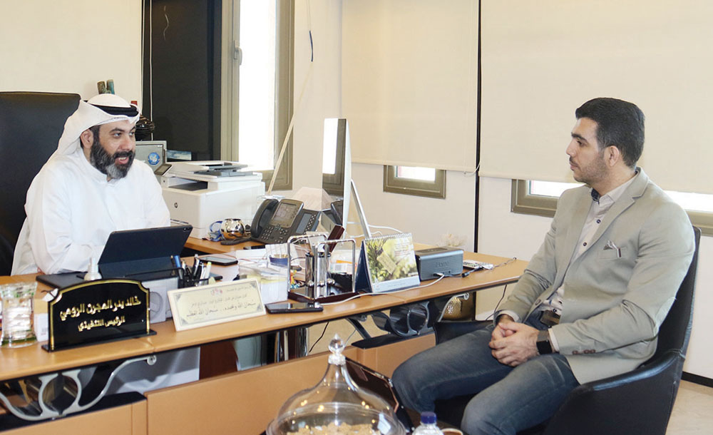 الرومي متحدّثاً للزميل علي قاسم     	                 	               (تصوير سعود سالم)