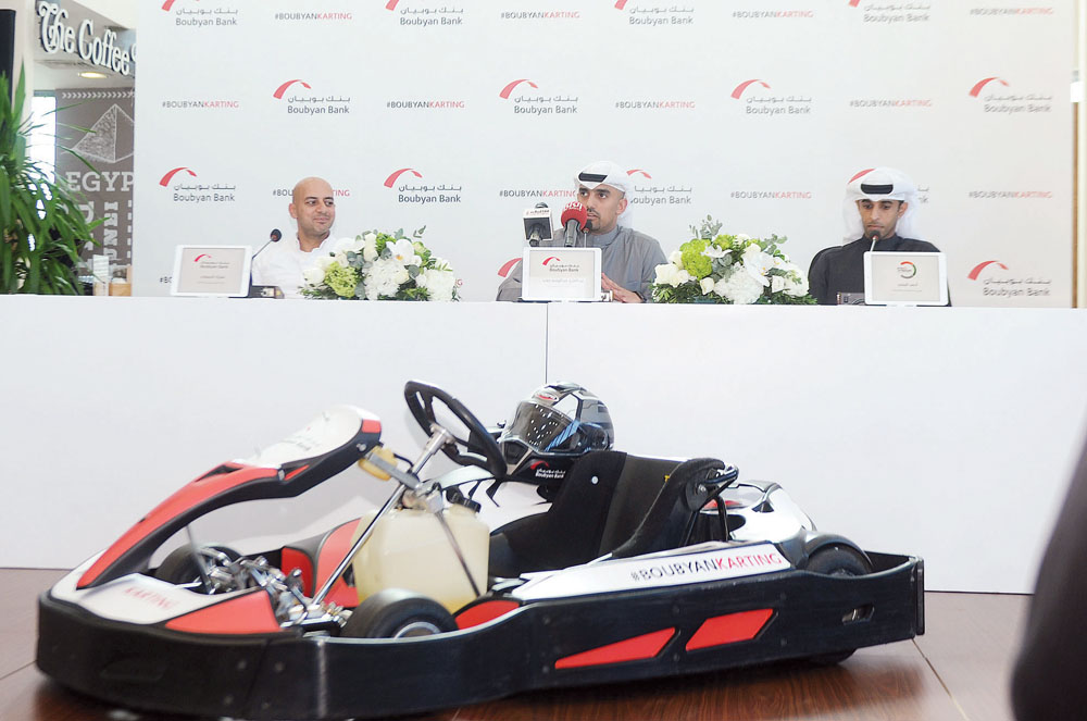 ذياب متوسطاً الماجد والرميضي 	(تصوير بسام زيدان)