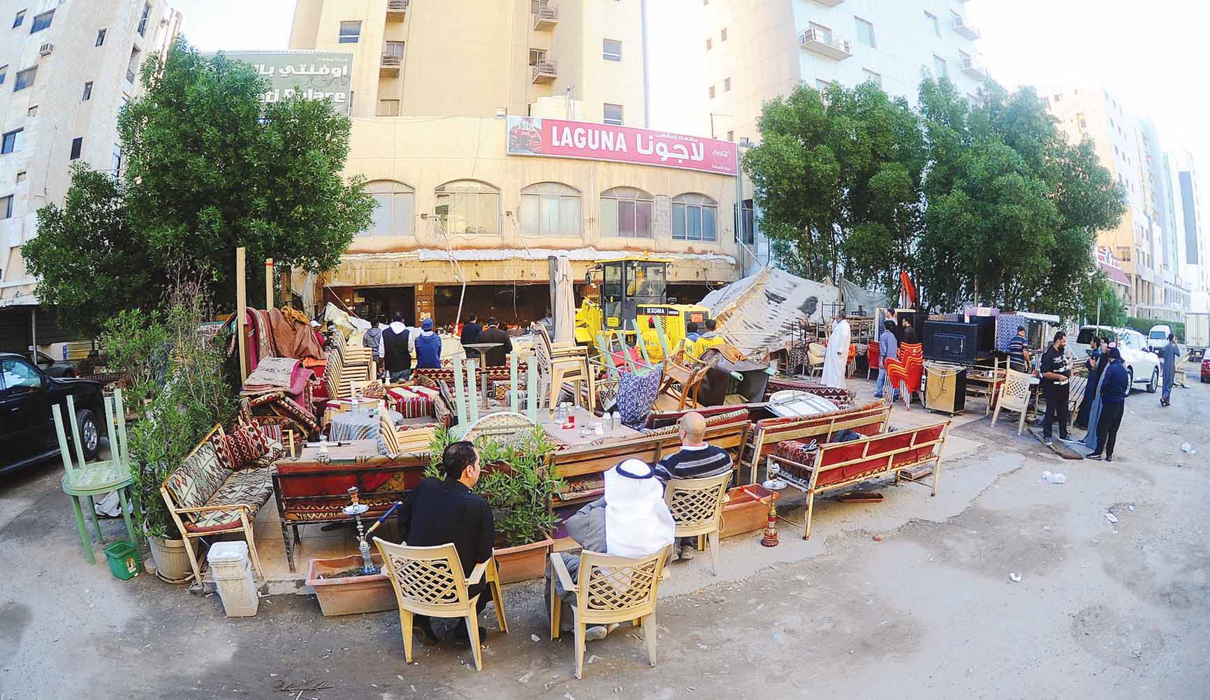 أصحاب المقهى أخلوا المظلات المخالفة