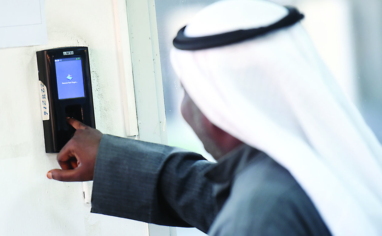 u0647u0644 u064au0623u062au064a u064au0648u0645 u0648u064au0628u0635u0645 u0627u0644u0645u0648u0638u0641 u0641u064a u0627u0644u0643u0648u064au062a 4 u0623u064au0627u0645 u0641u064a u0627u0644u0623u0633u0628u0648u0639 u0641u0642u0637u061f        t   (u062au0635u0648u064au0631 u0646u0627u064au0641 u0627u0644u0639u0642u0644u0629)