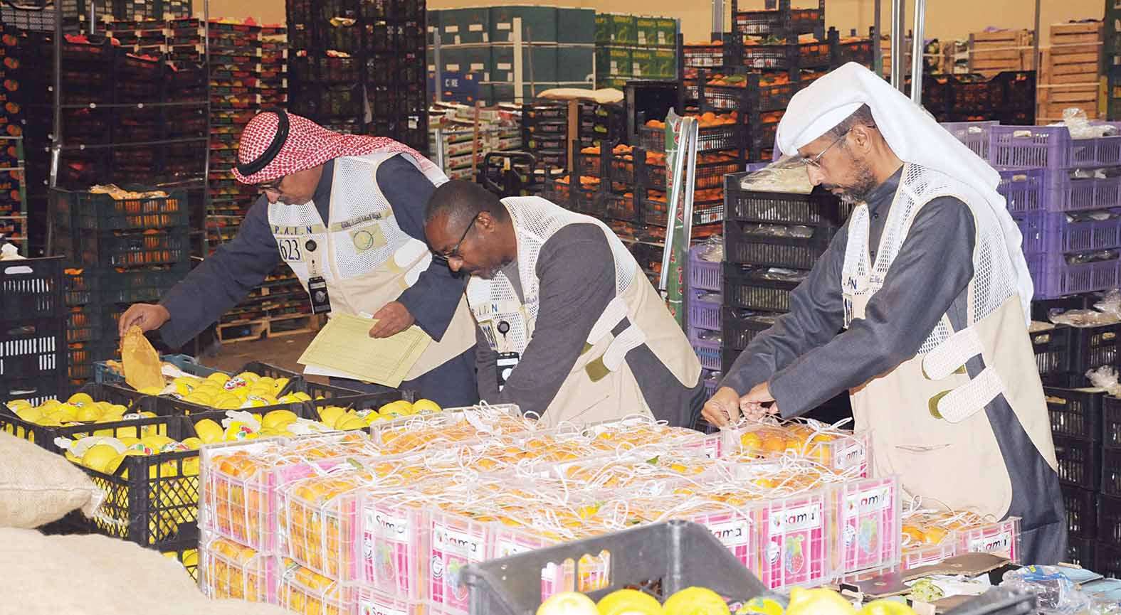 فحص عينات من الفواكه 