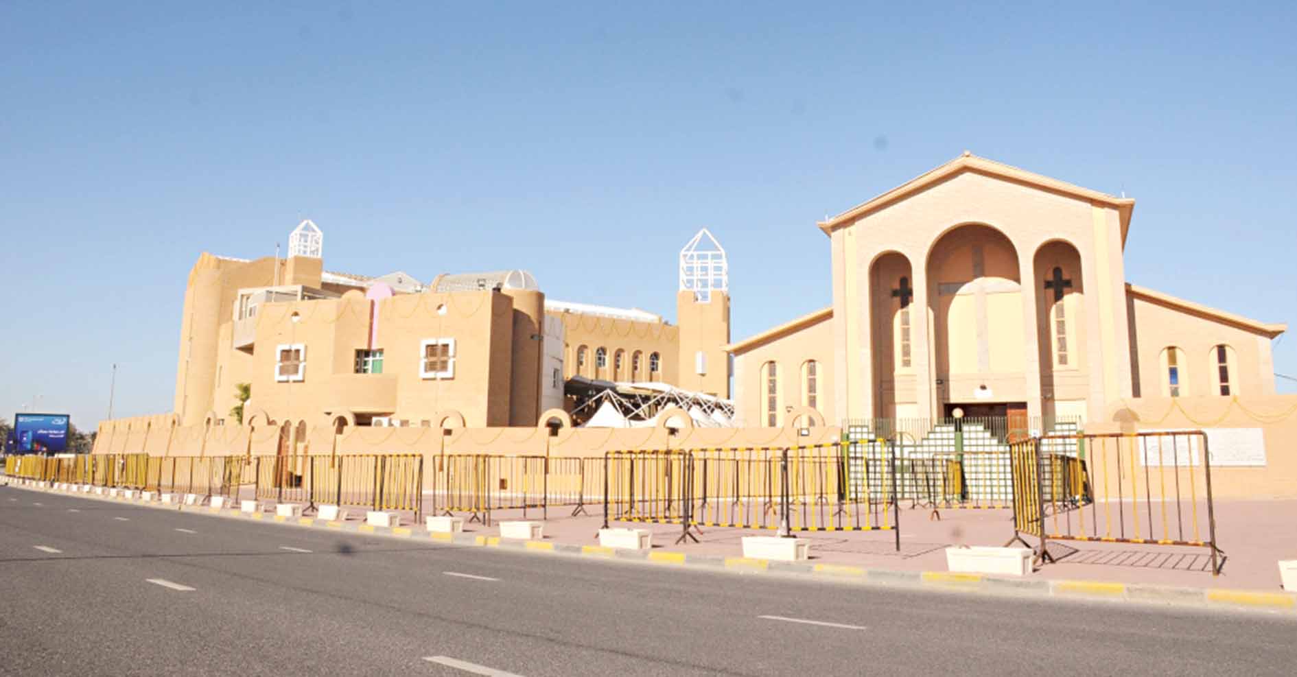 استعدادات أمام الكنيسة الكاثوليكية في الكويت 