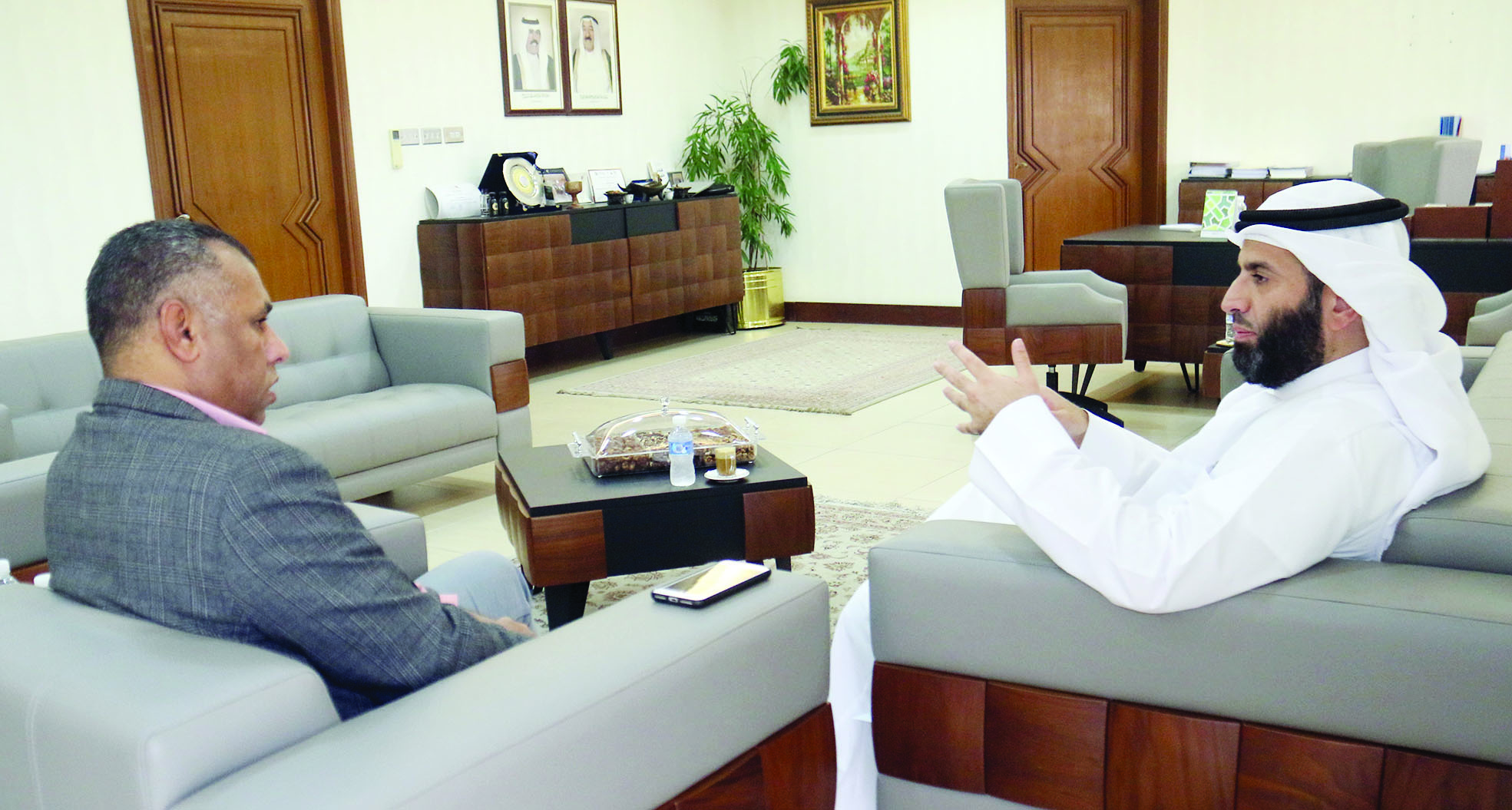 البدر يتحدث للزميل عمر العلاس 	(تصوير سعود سالم)