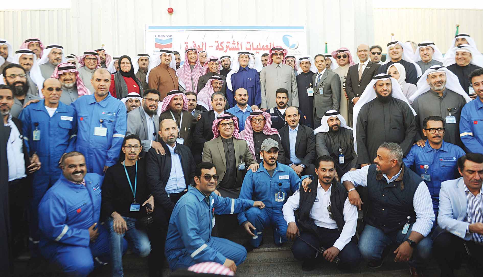 وزيرا النفط الكويتي والطاقة السعودي يتوسطان فريق الإنتاج في حقل الوفرة                                             