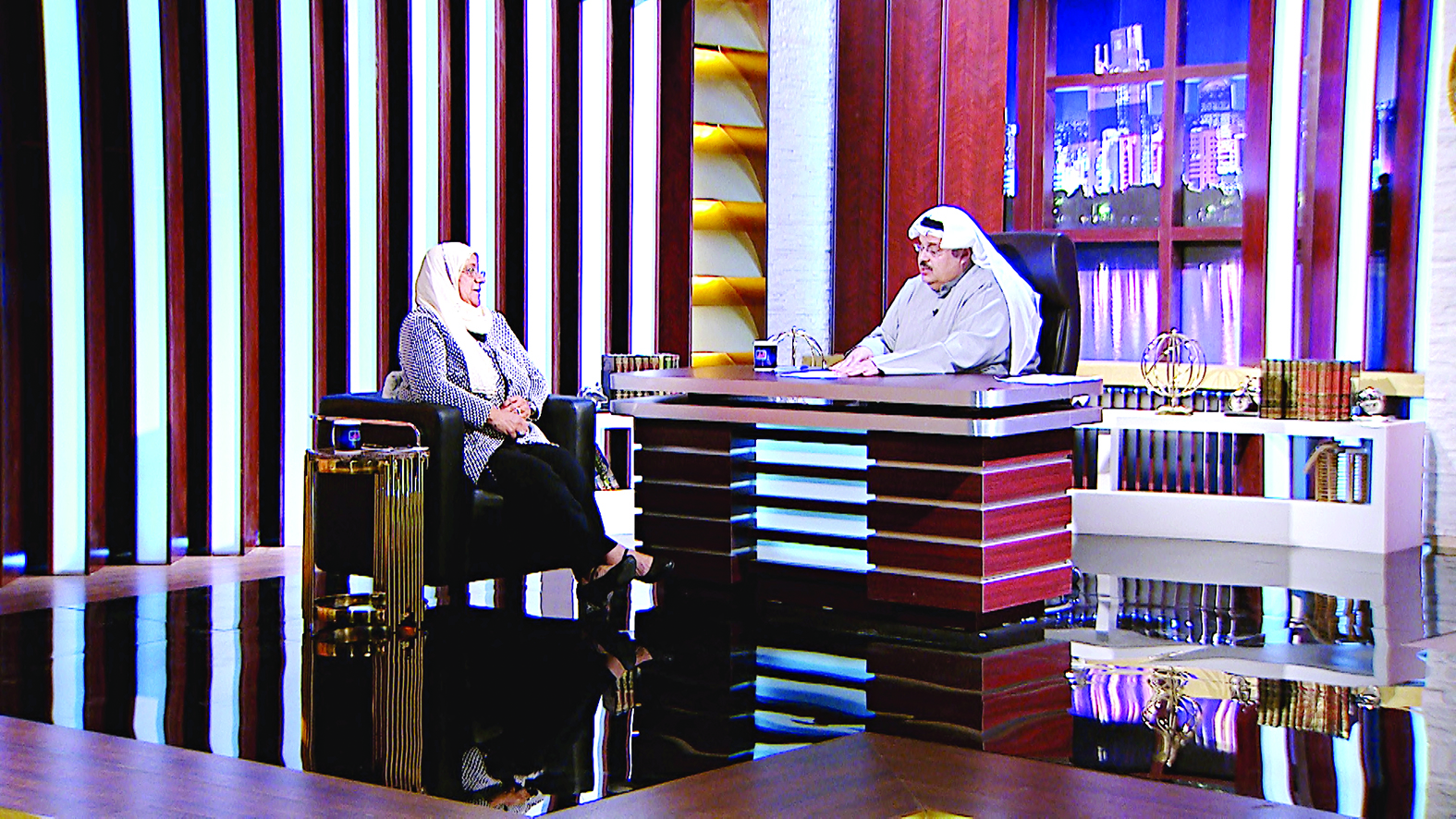 معصومة المبارك والزميل وليد الجاسم خلال اللقاء