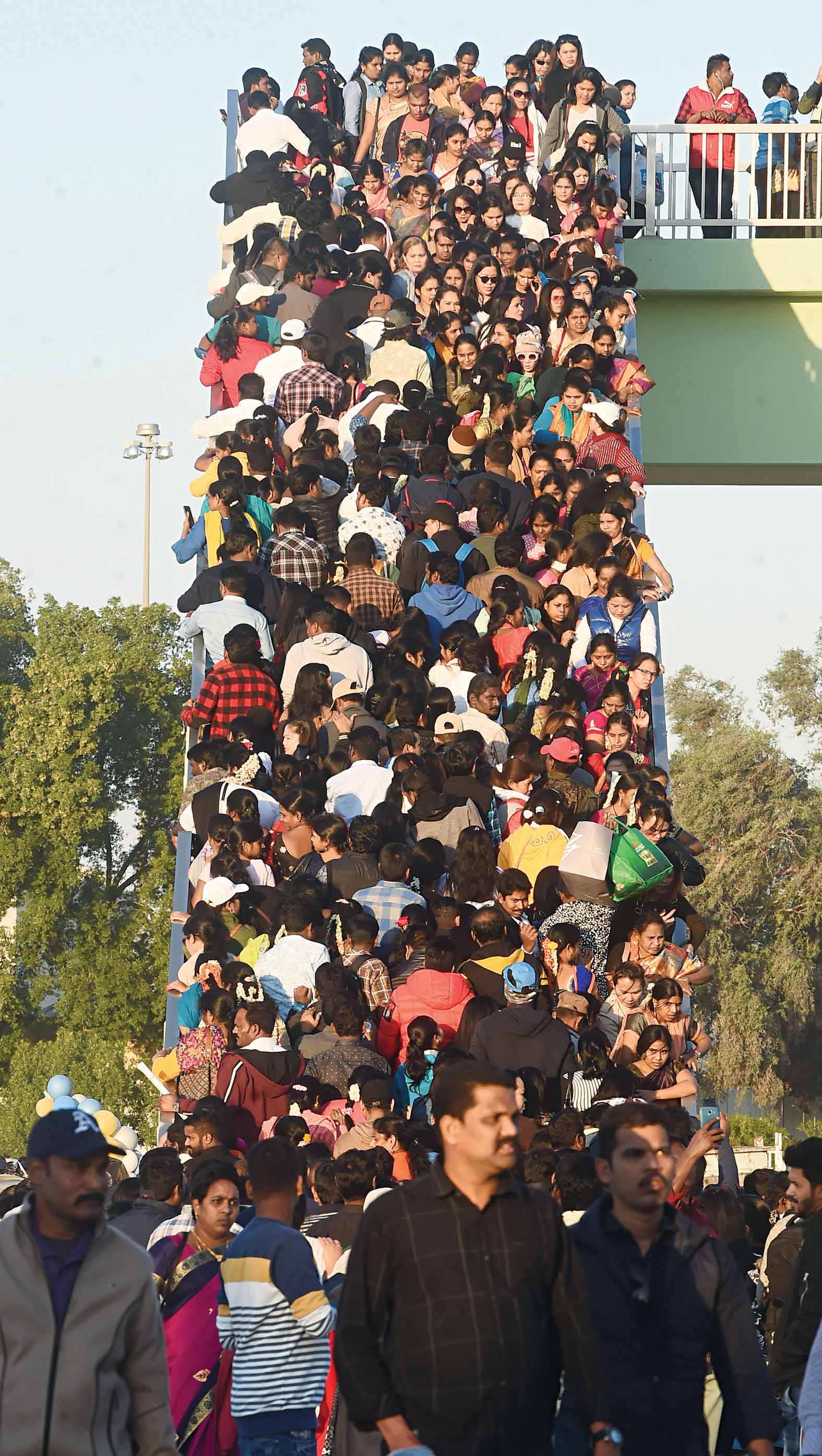 المقيمون الأجانب شاركوا بكثافة في الاحتفالات	 (تصوير أسعد عبدالله)