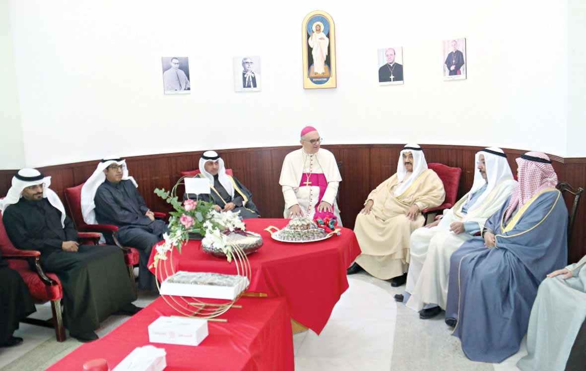 ناصر المحمد مهنئاً كاميلو بالين بعيد الميلاد                                                  	   (تصوير سعود سالم)