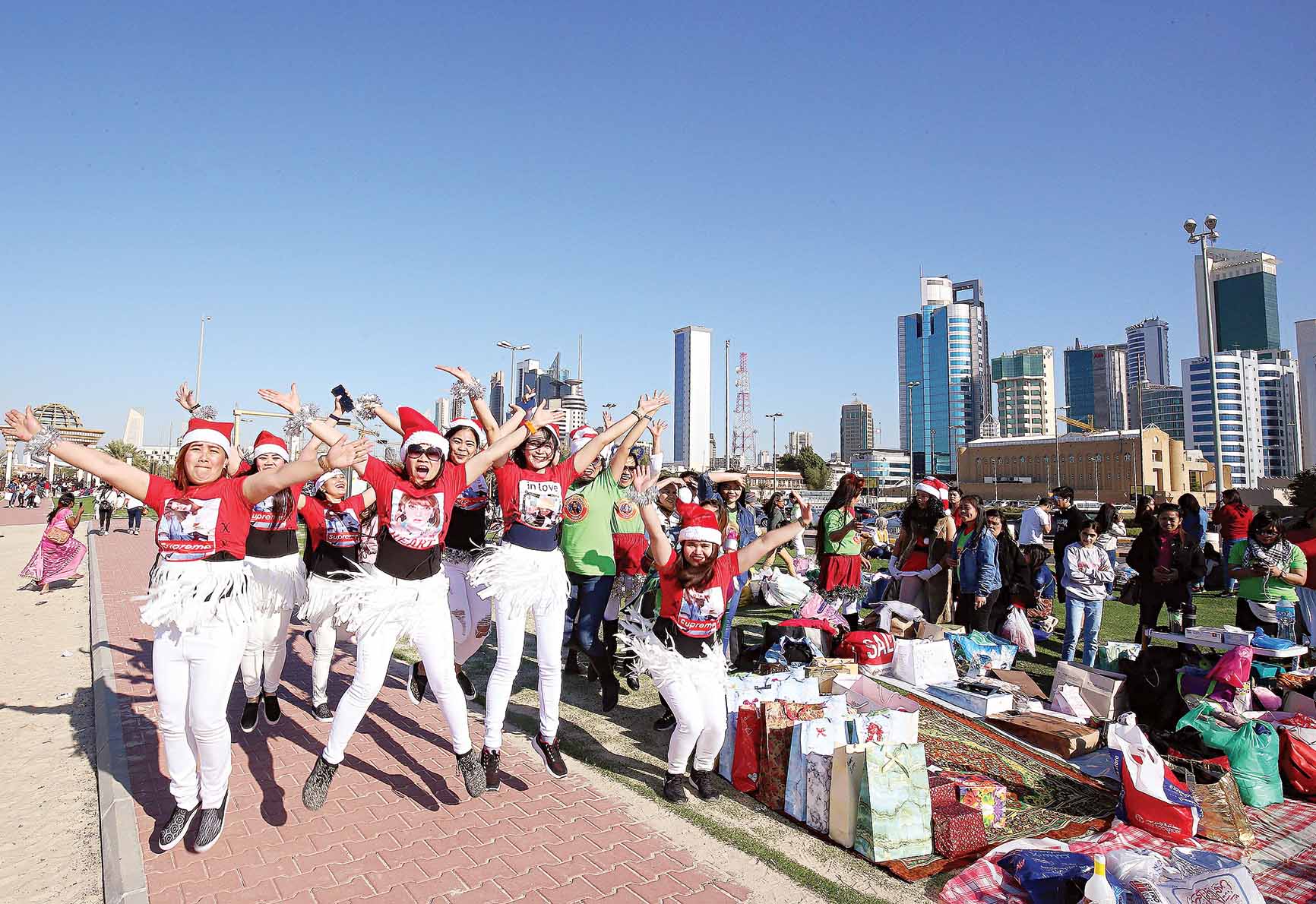 فرحة المحتفلين بالميلاد	 (ا ف ب)