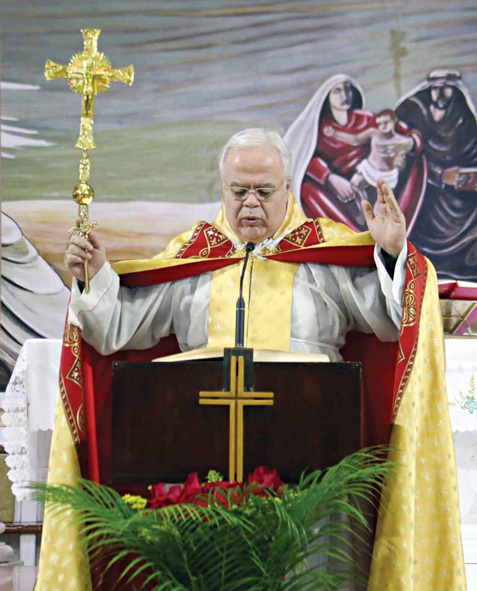 الخوري ريمون عيد خلال القداس