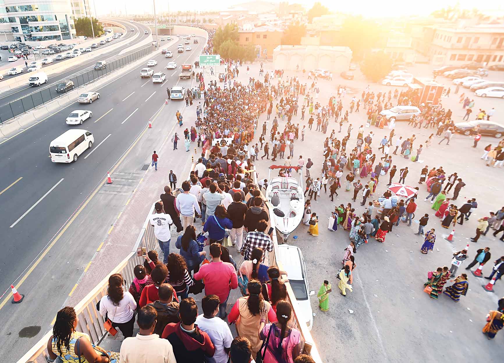 زحمة في العاصمة خلال الاحتفالات بعيد الميلاد أمس 