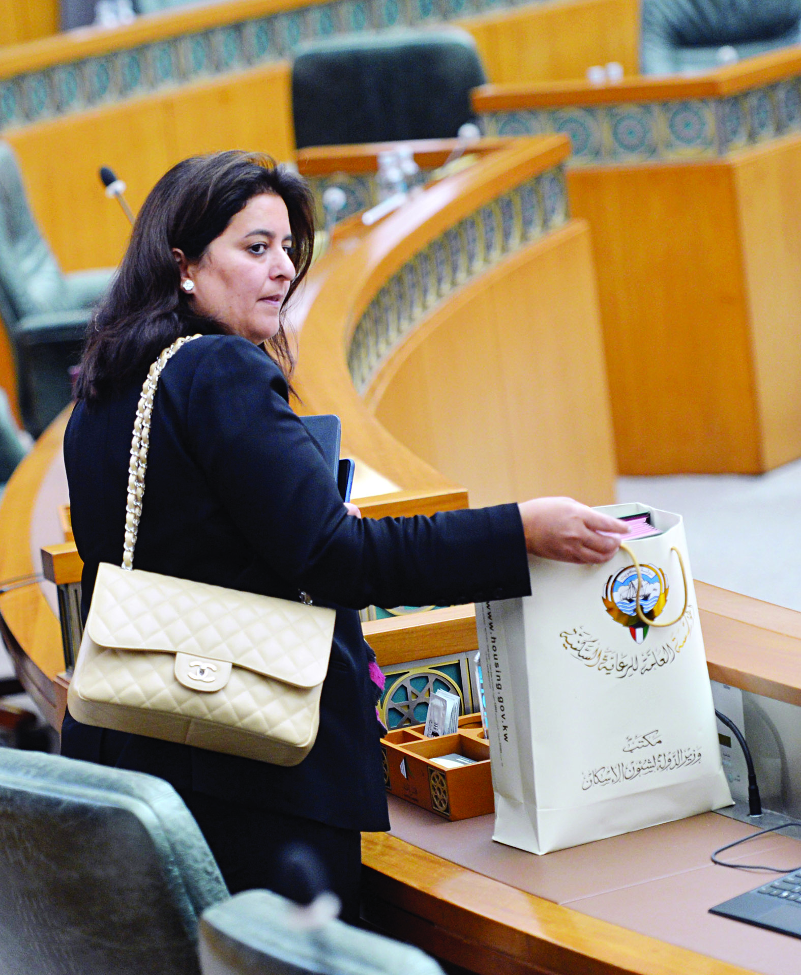 الفارس تجمع أغراضها في ختام الجلسة