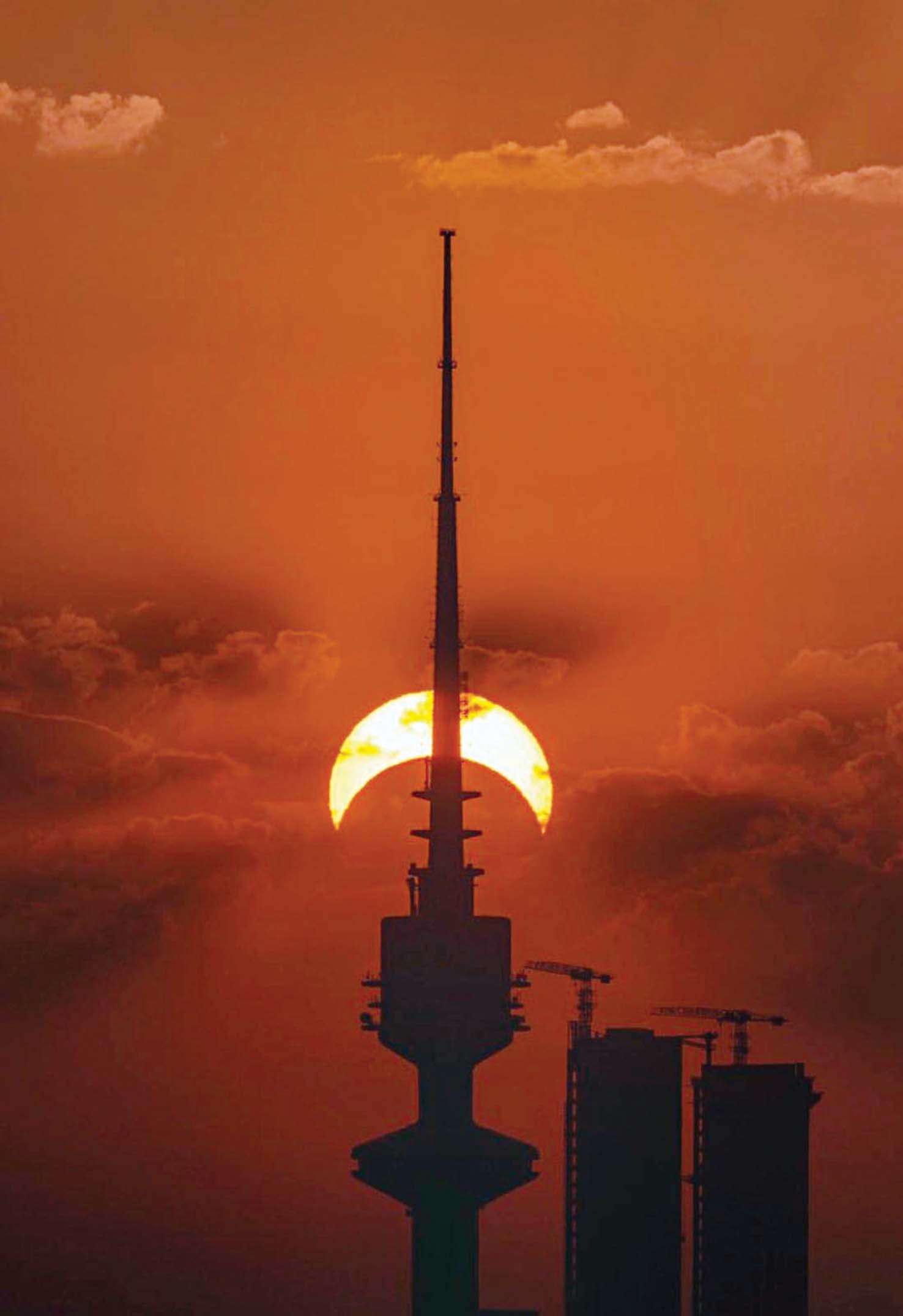 «هلال» الشمس شكّل قوساً ونشاباً مع برج التحرير 	(بعدسة ناصر الصليهم)