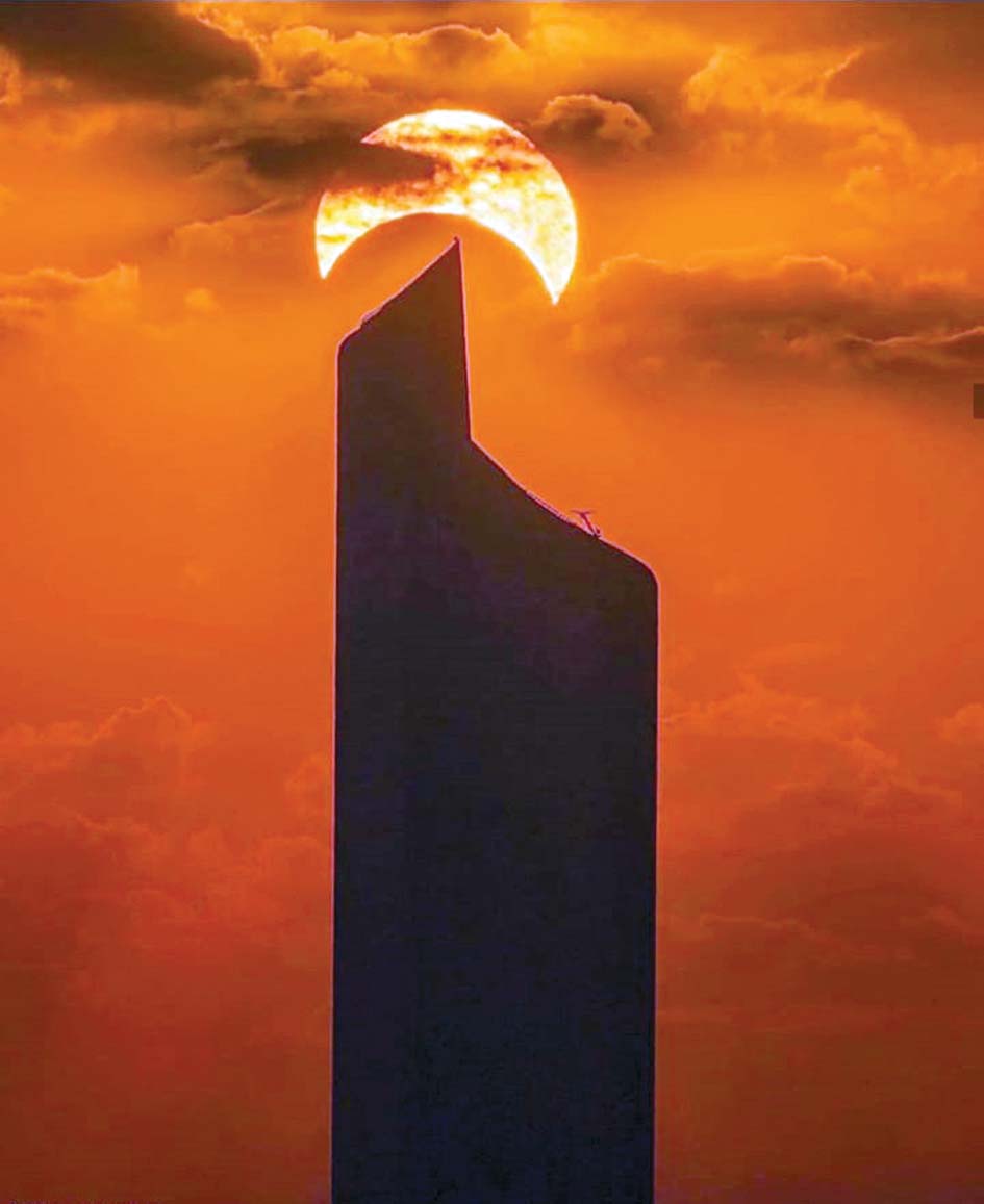 ... ومتوجاً برج الحمراء	 (بعدسة فيصل النومس)