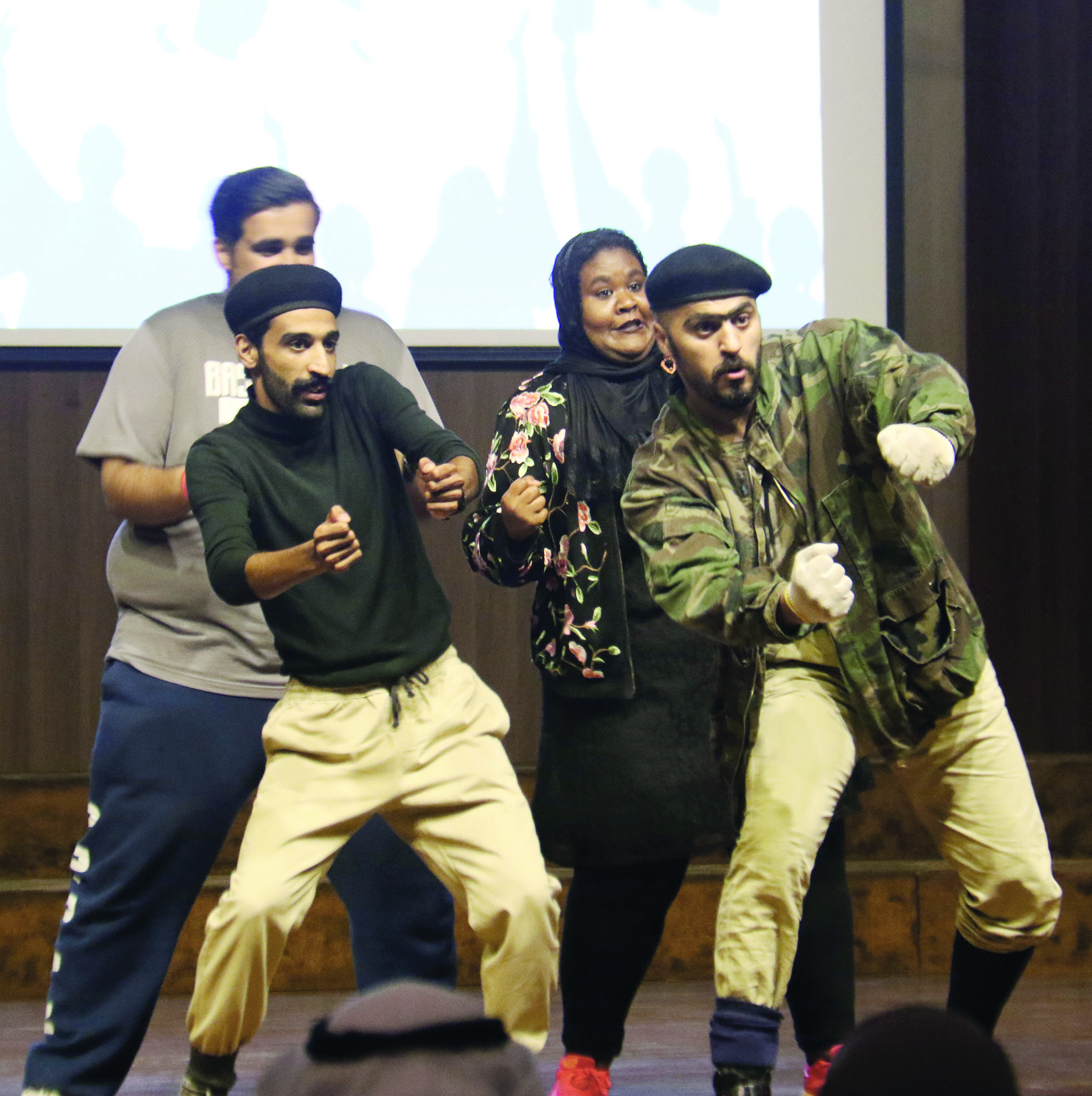 جانب من العرض المسرحي للشباب