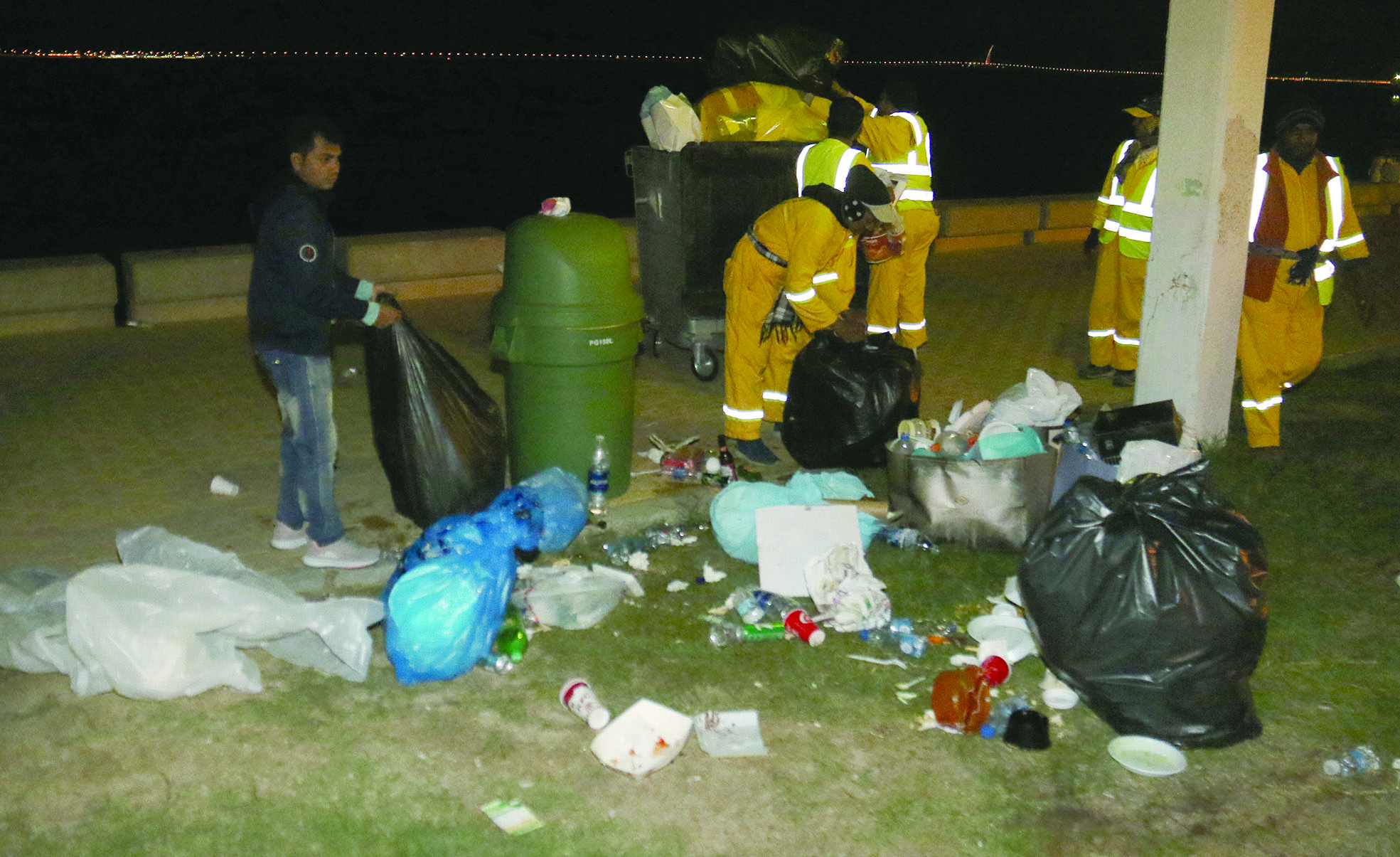 u0639u0645u0627u0644 u0627u0644u0646u0638u0627u0641u0629 u064au062cu0645u0639u0648u0646 u0645u062eu0644u0651u0641u0627u062a u0627u0644u0645u062du062au0641u0644u064au0646t (u062au0635u0648u064au0631 u0633u0639u0648u062f u0633u0627u0644u0645)