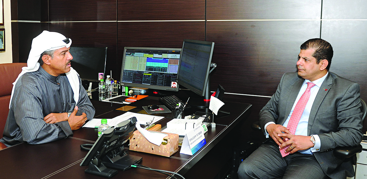 الرشود متحدثاً للزميل رضا السناري	 (تصوير بسام زيدان)