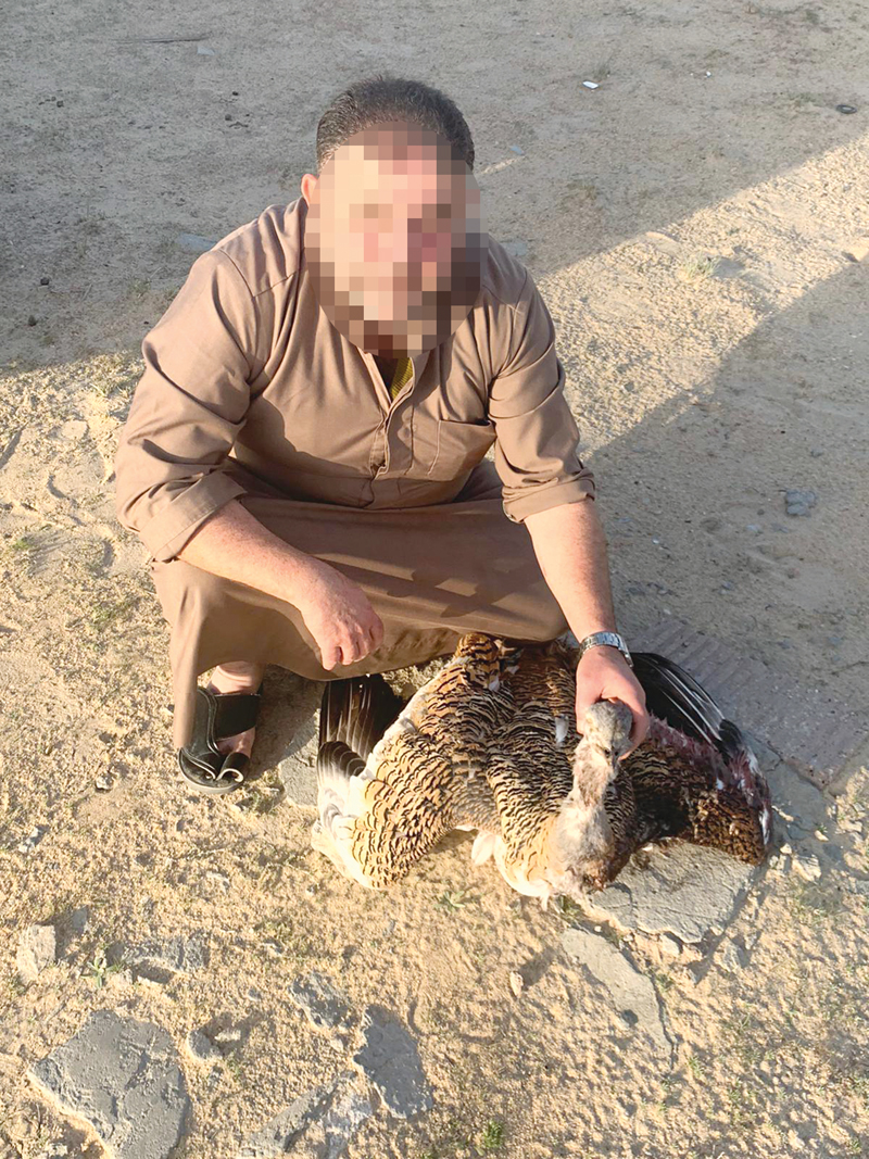 ...و قابضاً على فريسته