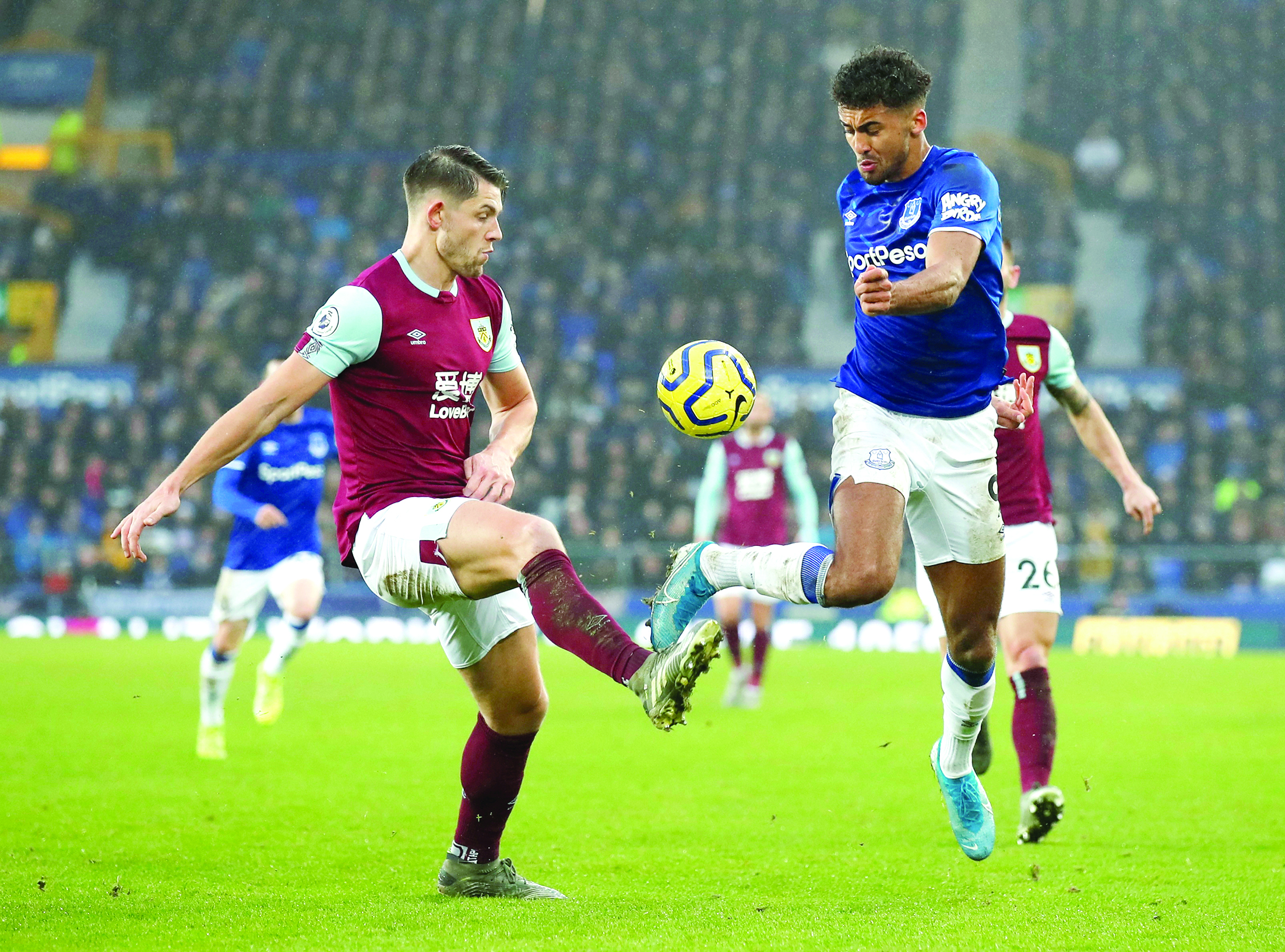 لاعب إيفرتون دومينيك كالفيرت - ليوين في صراع على الكرة مع مدافع نيوكاسل جيمس تاركوفسكي   	  (رويترز) 