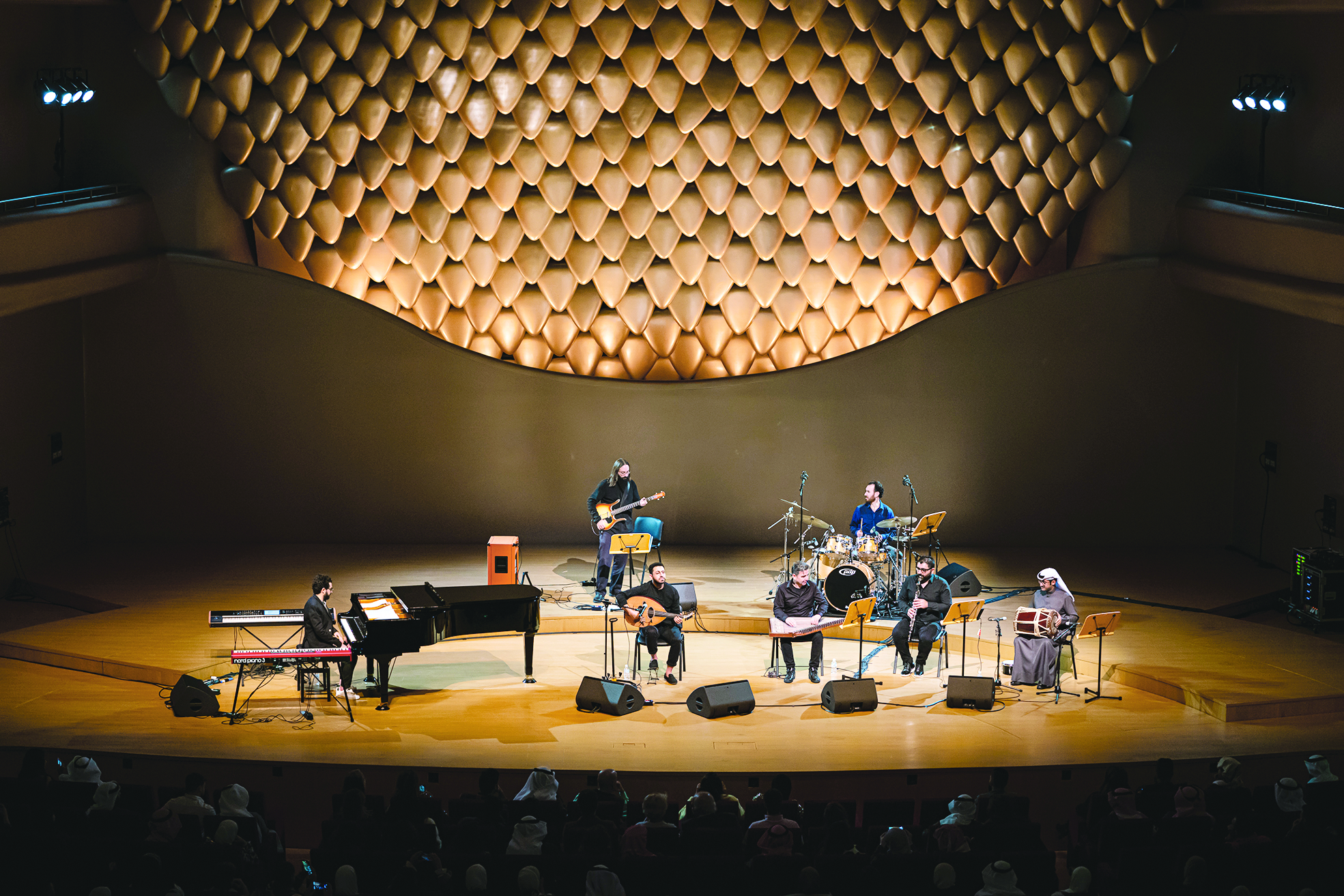 الشيبة مع أعضاء الفرقة على المسرح