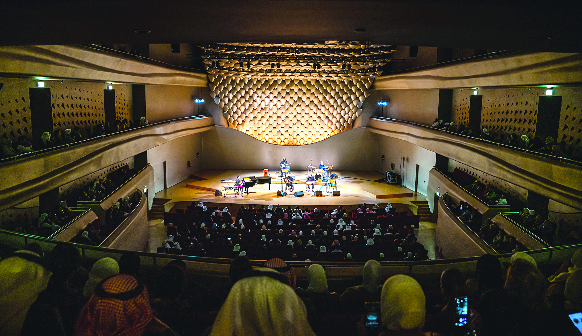 الجمهور ملأ القاعة