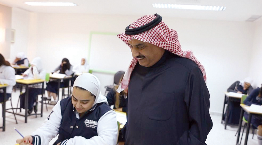 الحربي متحدثاً مع طالبة في الاختبار