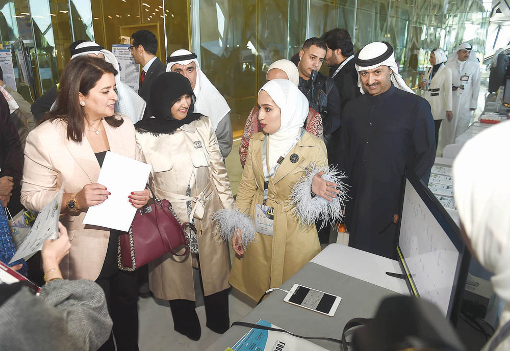 رنا الفارس في جولة داخل المعرض