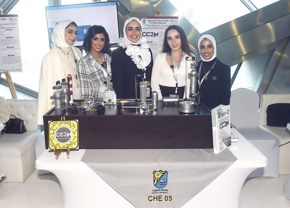 عدد من الخريجات أمام ابتكارهن