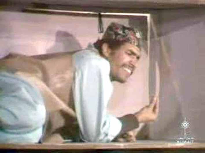 الحبيل في مشهد من مسرحية «حفلة على الخازوق»