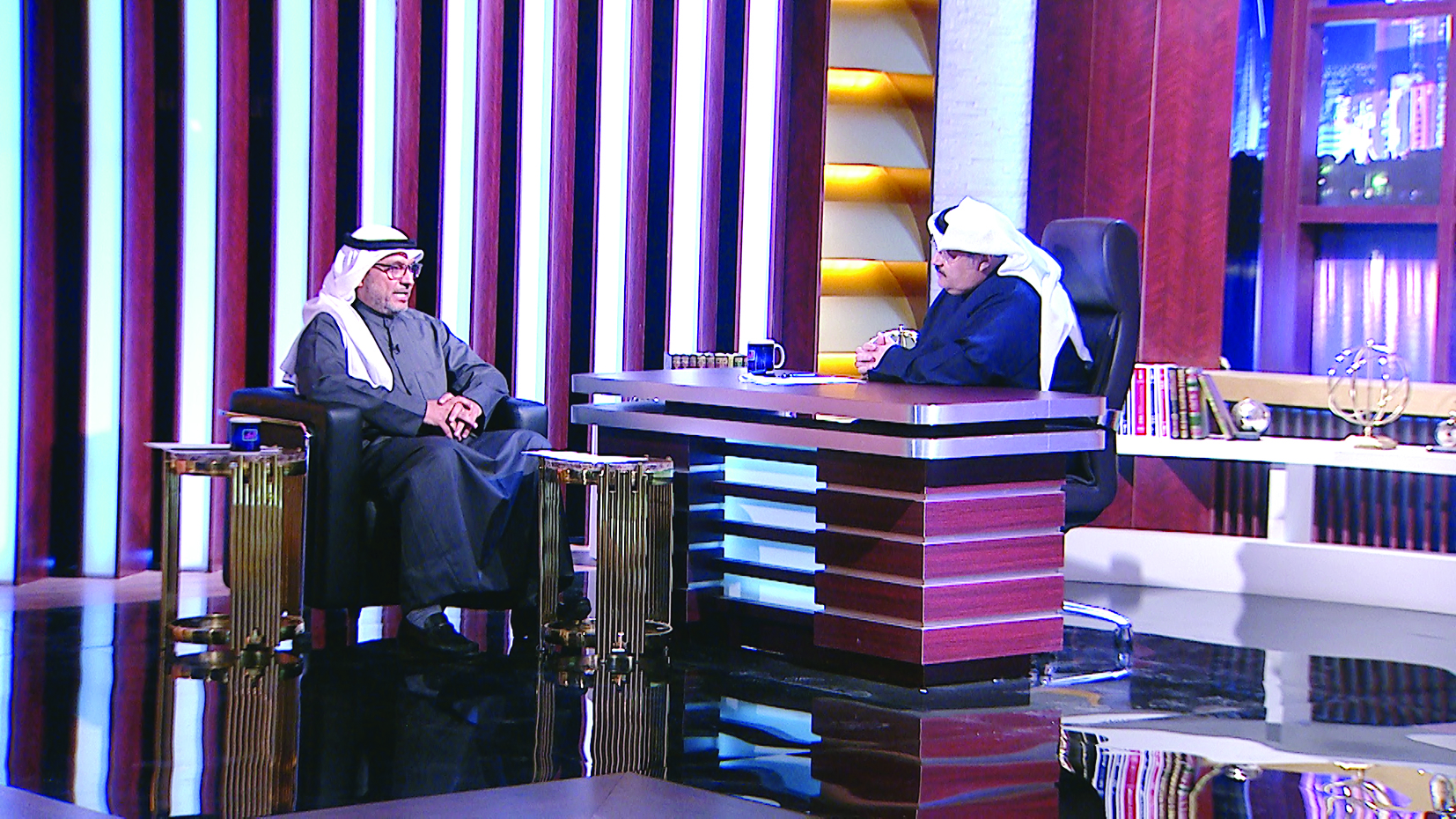 الصالح متحدثاً إلى الزميل وليد الجاسم 