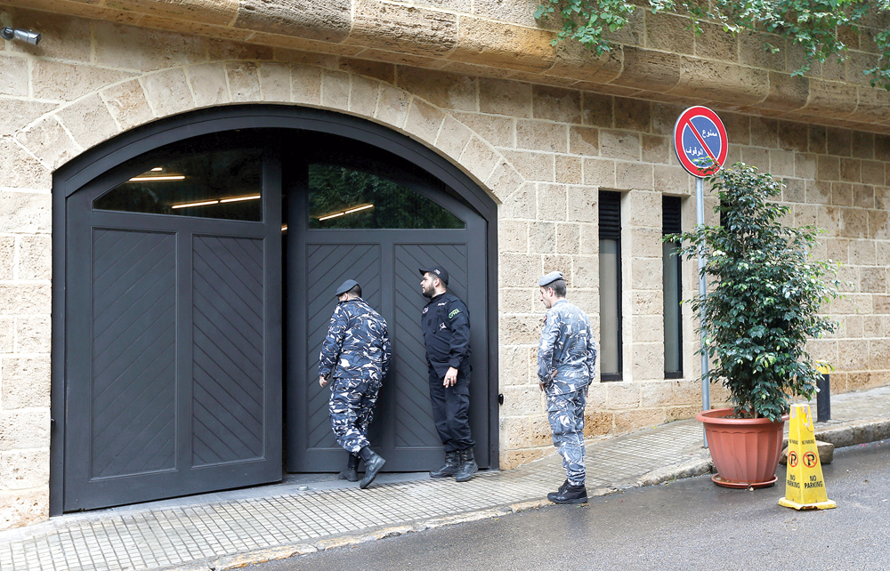 إجراءات أمنية مشددة أمام منزل غصن في بيروت أمس	(رويترز)