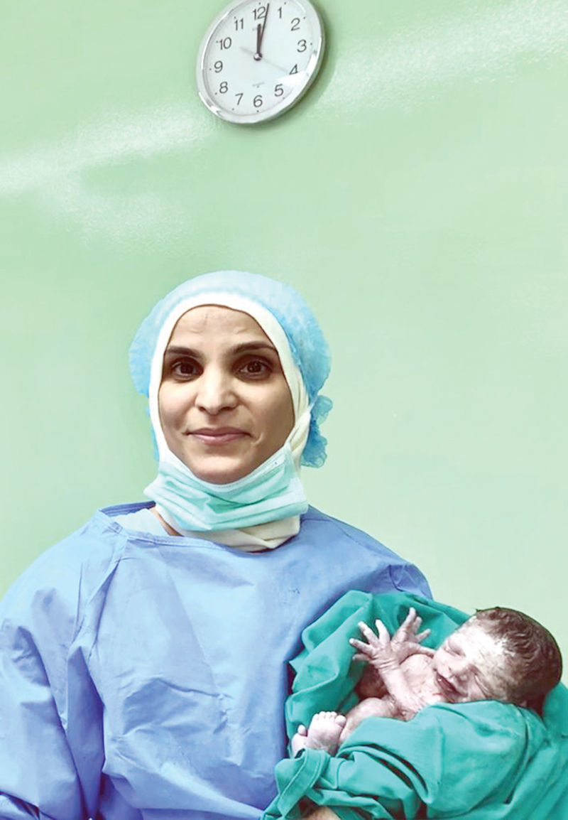 الدكتورة أمل خضر تحمل مولوداً في مستشفى الفروانية 