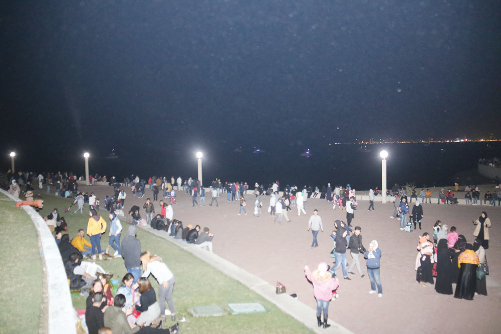 مواطنون ومقيمون أحيوا ليلة رأس السنة على الشواطئ	(تصوير سعود سالم)