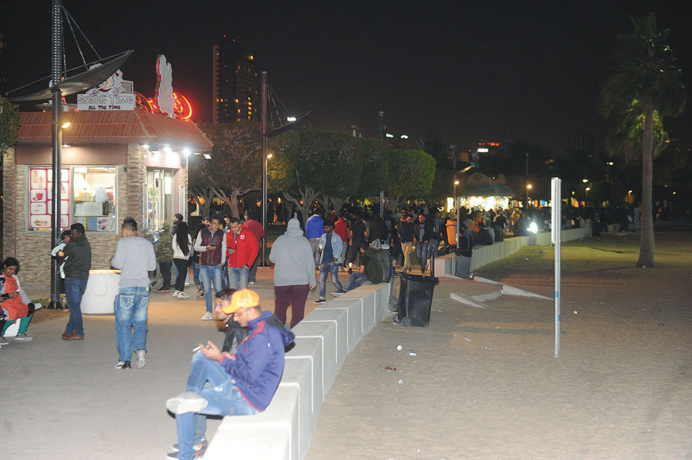 u0645u062eu0644u0641u0627u062a u0642u0644u064au0644u0629 u062au0631u0643u0647u0627 u0645u0631u062au0627u062fu0648 u0627u0644u0634u0627u0637u0626 u0641u064a u0644u064au0644u0629 u0631u0623u0633 u0627u0644u0633u0646u0629    t(u062au0635u0648u064au0631 u0628u0633u0627u0645 u0632u064au062fu0627u0646)