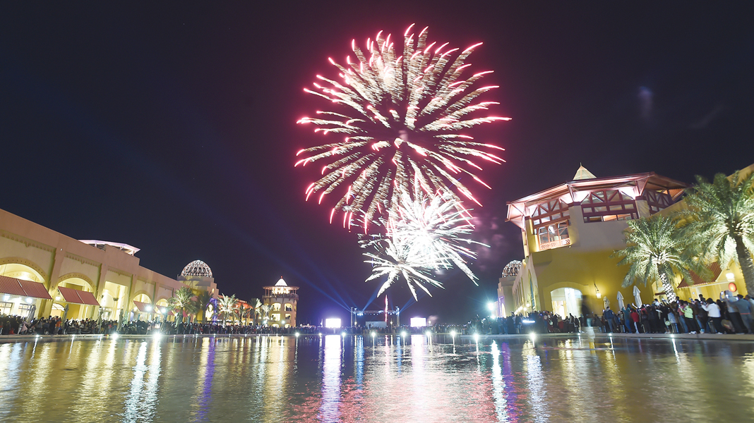 ألعاب نارية	(تصوير أسعد عبدالله)